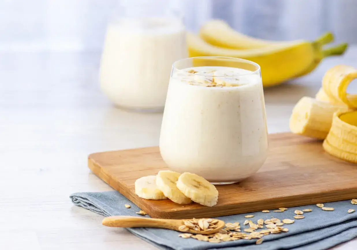 Prosty przepis na koktajl bananowy z mlekiem, który zachwyci smakiem