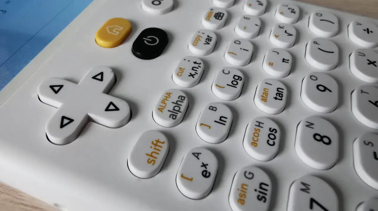 Kalkulator z wyświetlaczem: Jaki ekran wybrać? Poradnik