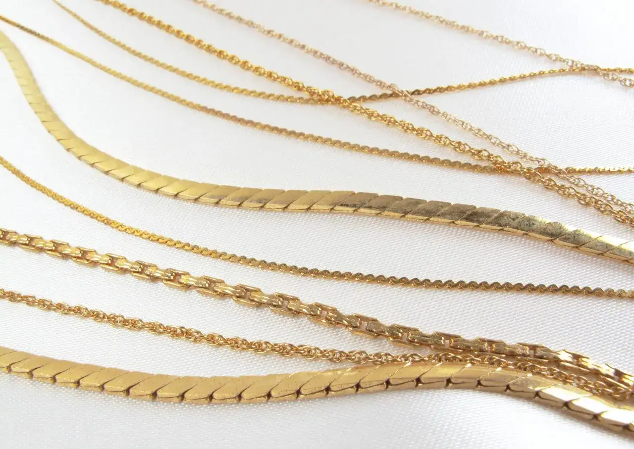 Złote łańcuszki o różnej grubości i splocie. Zastanawiasz się, jak skrócić łańcuszek? Oto inspiracja.