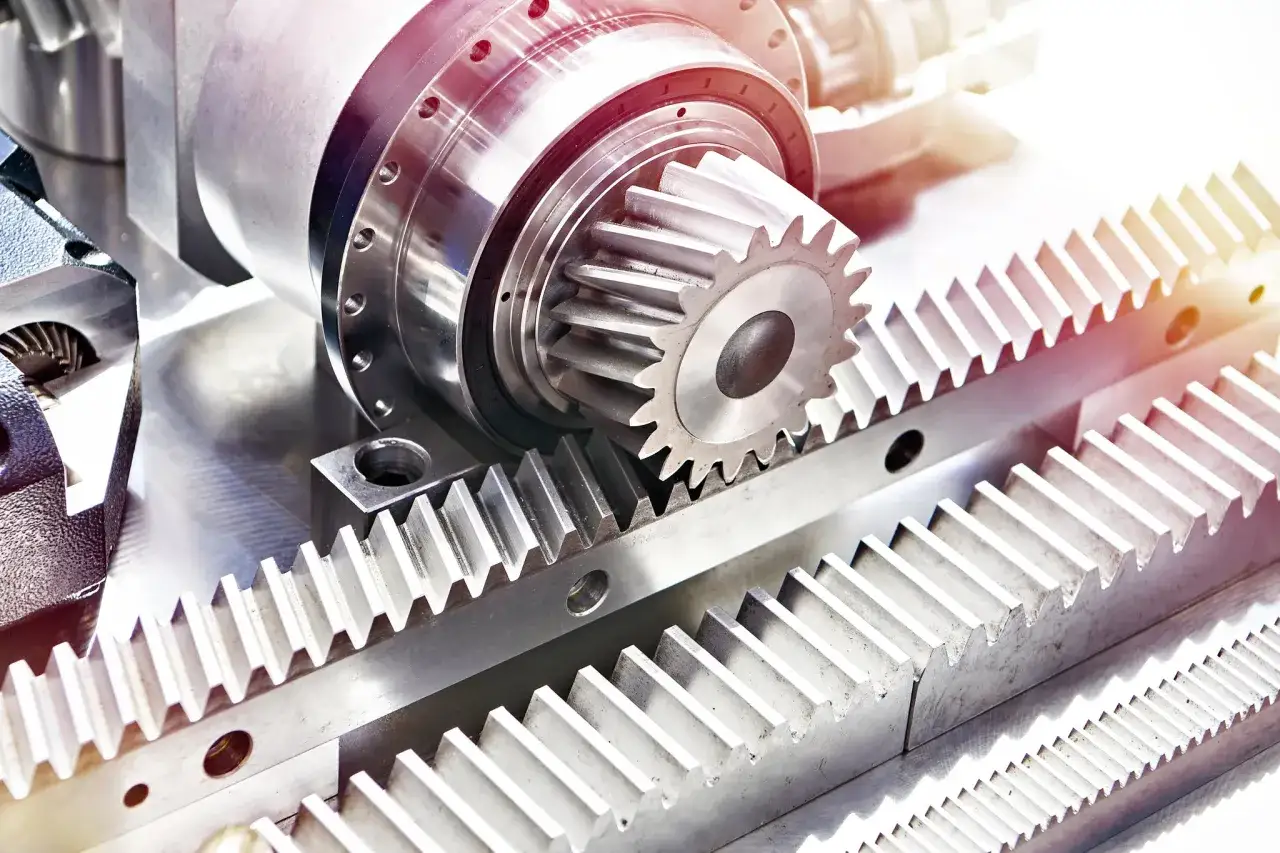 Metalowe tryby i zębatki, tworzące mechanizm przekładni zębatej, gotowe do pracy.
