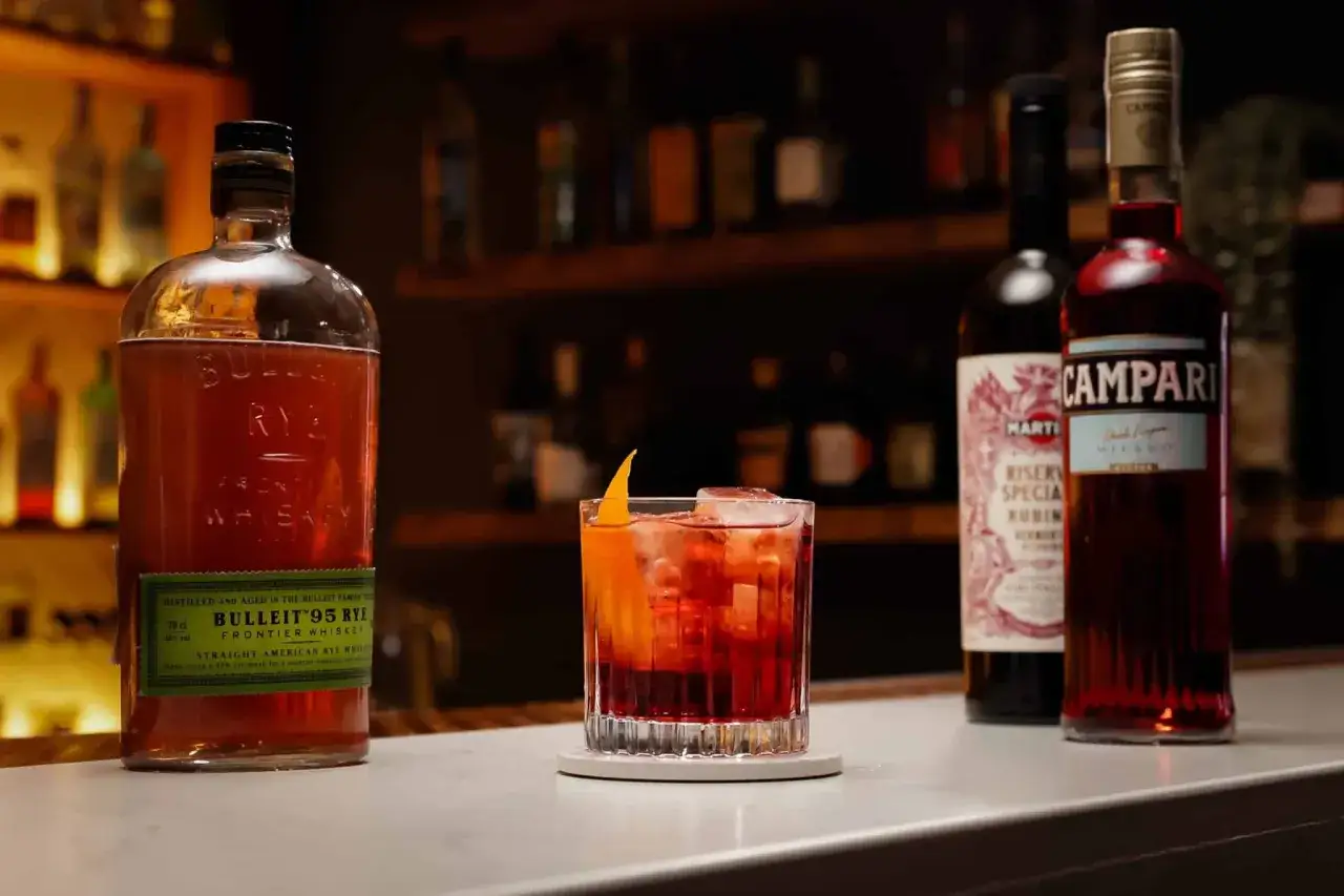 Bulleit Rye, Campari i Martini Riserva Speciale Rubino tworzą idealny koktajl. Negroni czy Boulevardier? Wybór należy do Ciebie!