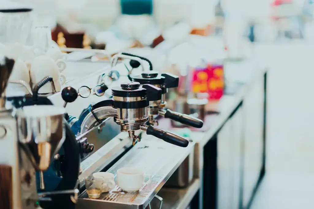 Jak wybrać ekspres do kawy, aby uniknąć błędów i rozczarowań