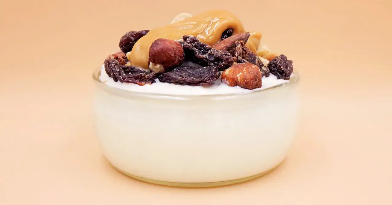 Jogurt proteinowy z bakaliami i karmelem. Idealny dla sportowców i osób dbających o sylwetkę.