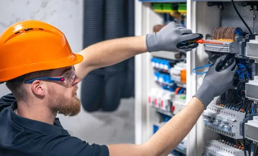 Praca elektryka w Anglii: Zarobki i realne koszty czy się opłaca?