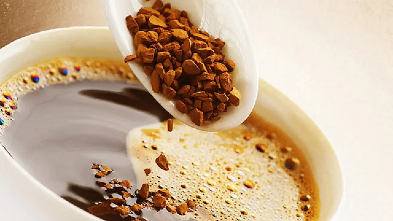 Ile kofeiny ma kawa rozpuszczalna? Zaskakujące różnice z innymi kawami