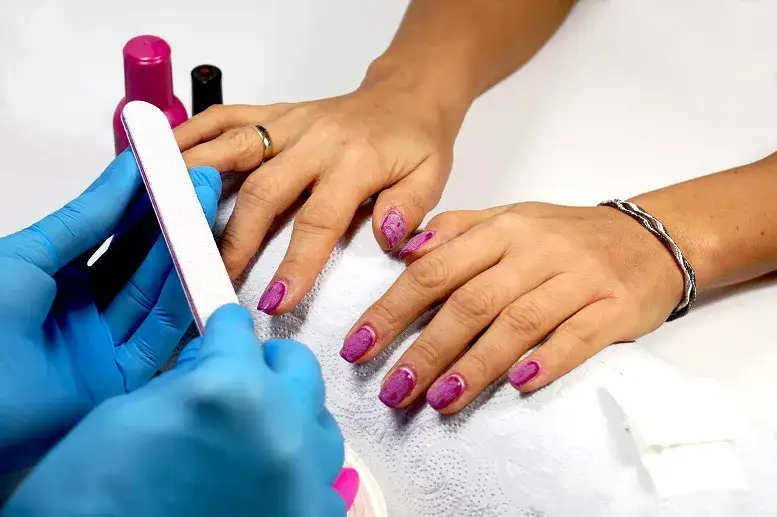 Jak bezpiecznie zdjąć hybrydę bez frezarki i nie zniszczyć paznokci