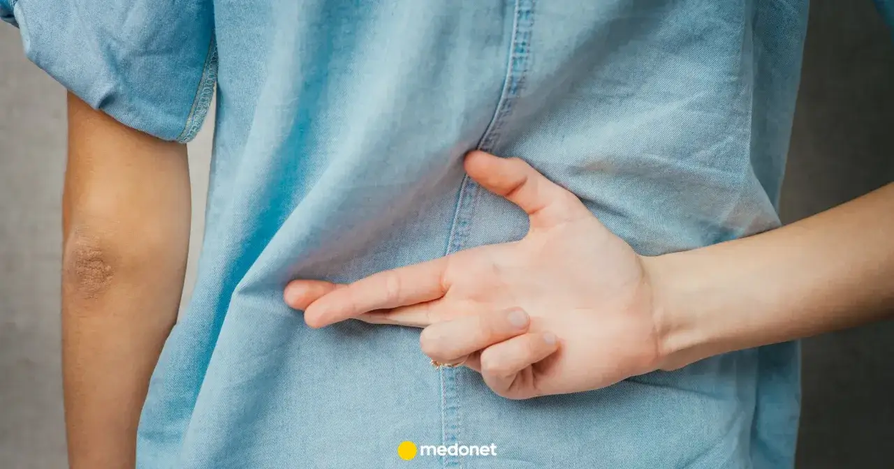 Jak poznać, że kobieta kłamie? Mowa ciała i motywy