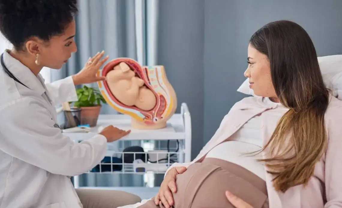 Kiedy dziecko obraca się główką w dół? Sprawdź, co musisz wiedzieć