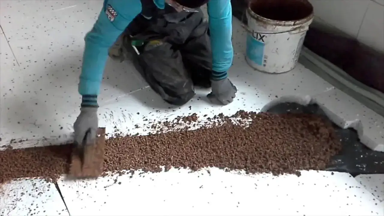 Jak skutecznie wypełnić szczeliny w styropianie na podłodze?