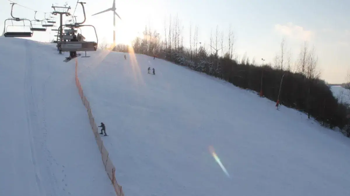 Gdzie na narty z Łodzi? Odkryj najbliższe stoki i ceny!