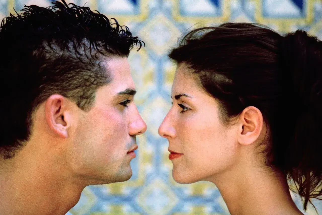 Męskie sygnały: Odkoduj, czy on jest Tobą naprawdę zainteresowany!