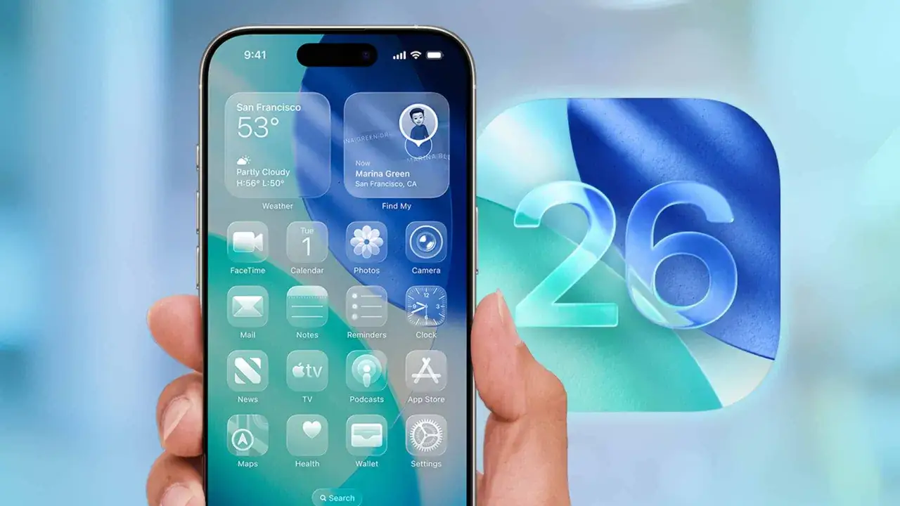 Dłoń trzyma iPhone'a z widżetami pogody i lokalizacji, obok duża, błękitna liczba 26. Czekamy, kiedy nowy iOS.