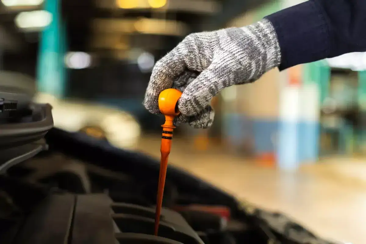 Ile oleju do silnika? Sprawdź i uzupełnij krok po kroku!