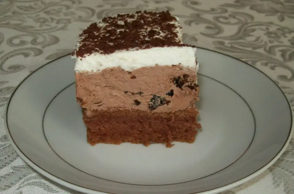 Pyszny deser z czekoladowym biszkoptem, kremem z nutellą i kawałkami śliwek. Idealny przepis na ciasto ze śliwkami i nutellą.