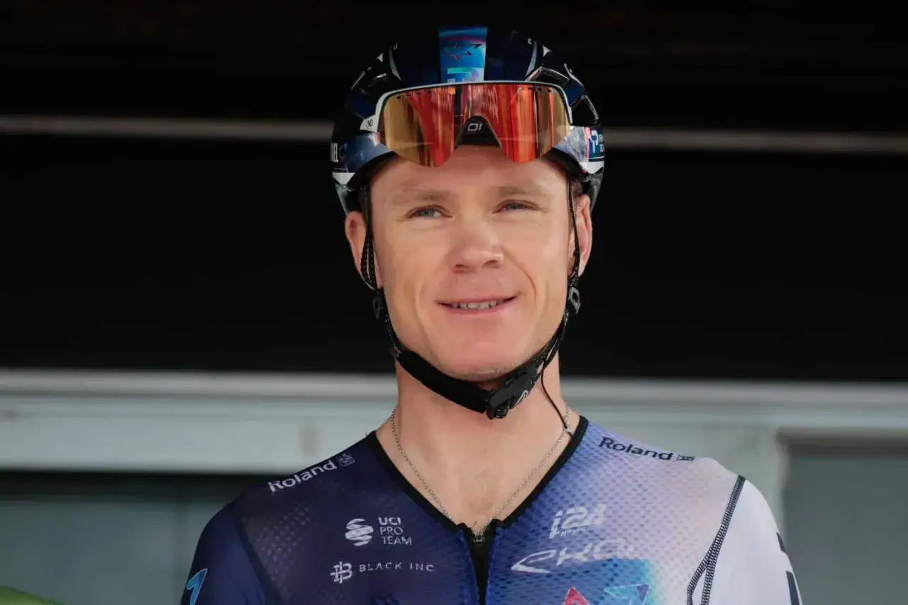 Uśmiechnięty kolarz w kasku i goglach, gotowy do walki o tytuł jednego z tour de france zwycięzcy.