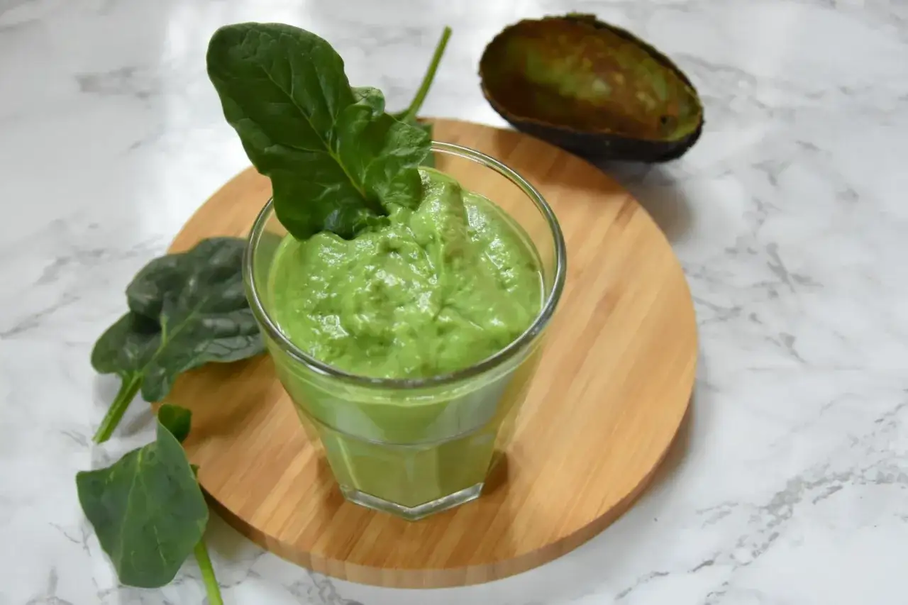 Zielony koktajl ze szpinaku – pyszny przepis na zdrowie i energię