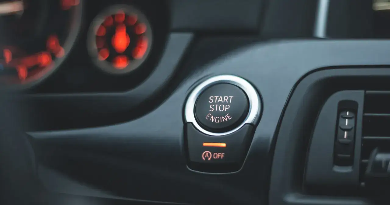 Przycisk Start/Stop w samochodzie - jak działa i czy warto go mieć?