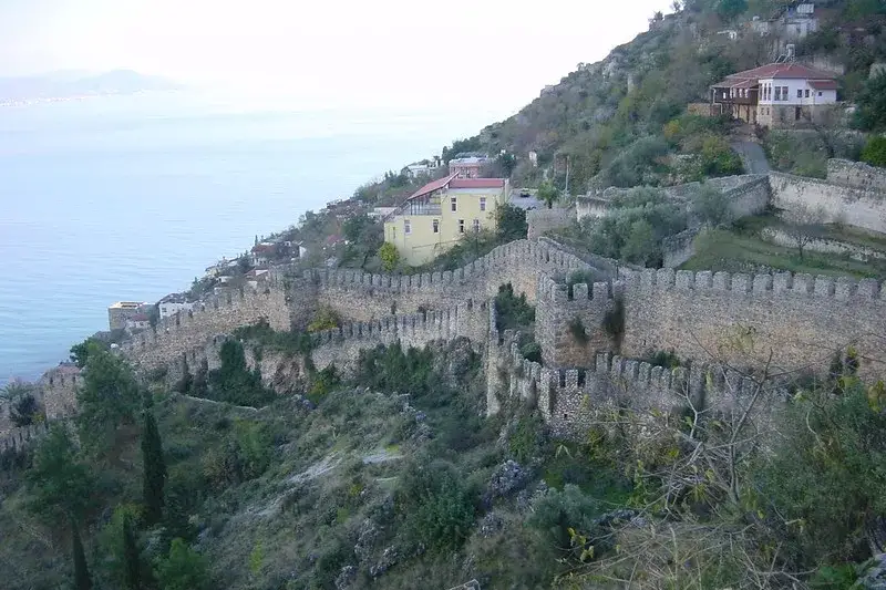 Zamek w Alanii: fascynująca historia i tajemnice turystyczne