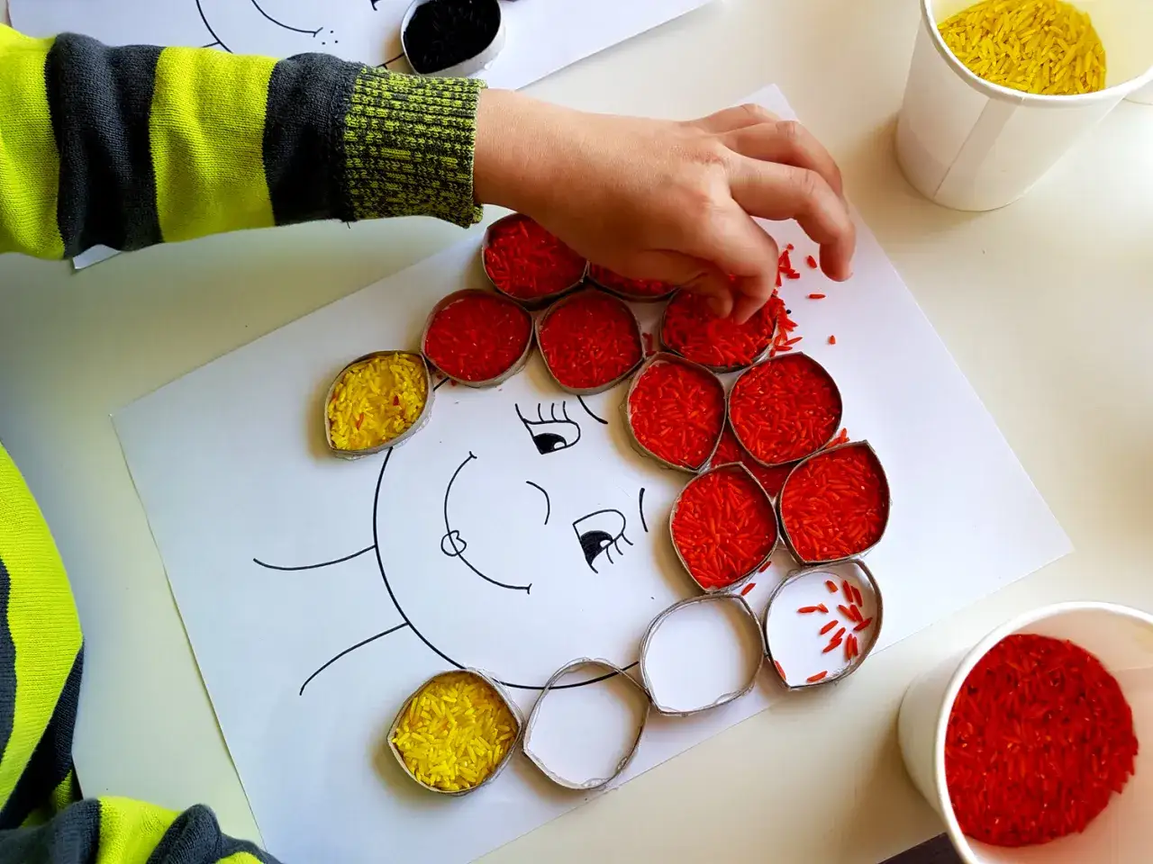 Zabawy sensoryczne z jedzeniem: Rozwój dziecka i proste pomysły dla niejadka