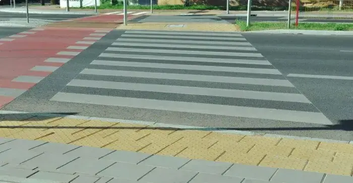 Pasy ostrzegawcze dla niewidomych: Jak poprawić bezpieczeństwo w przestrzeni publicznej
