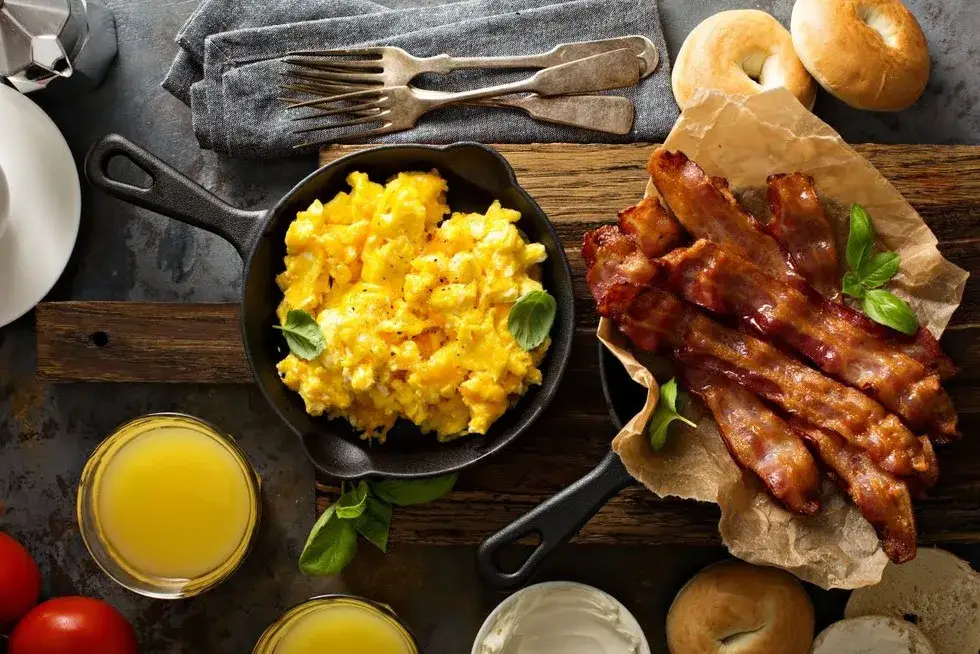 Najlepsze śniadania białkowo-tłuszczowe: przepisy PDF do pobrania