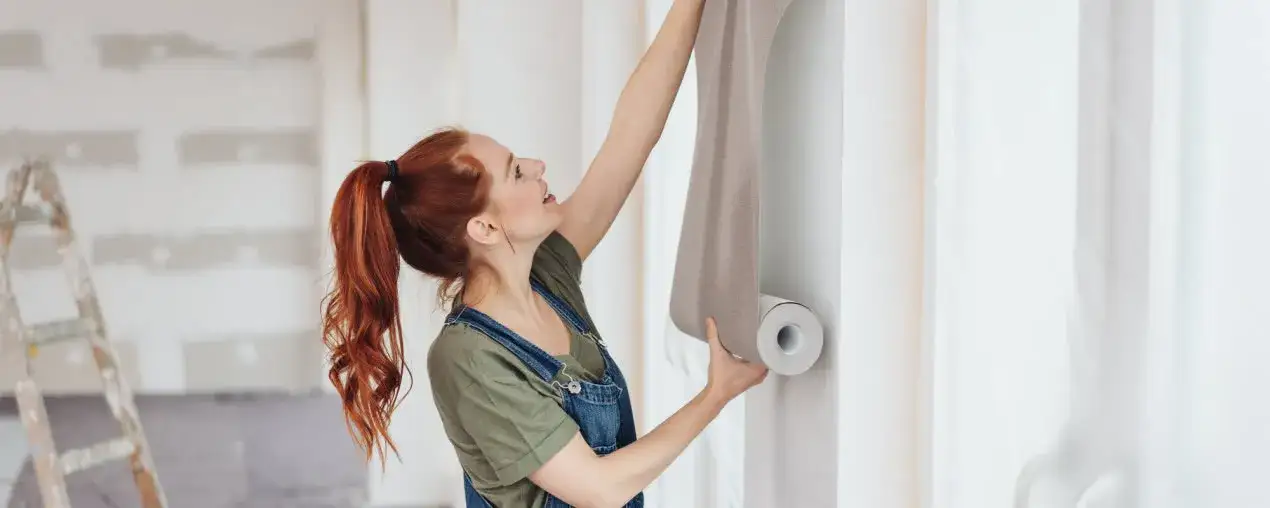 Jak położyć tapetę bez błędów - proste kroki do sukcesu