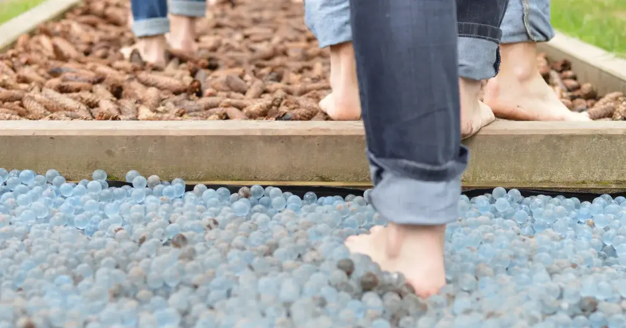 Ścieżka sensoryczna DIY: Jak wspiera rozwój i zmysły dziecka?