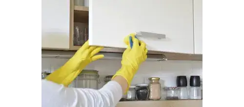 Skuteczne sposoby na to, czym zmyć tłuste szafki kuchenne