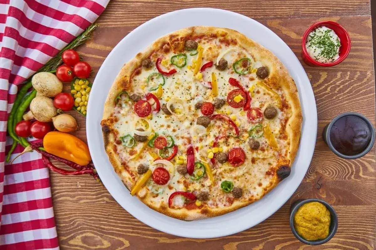 Pyszna pizza z mięsem mielonym, papryką, cebulą i kukurydzą. Zastanawiasz się, co zamiast oregano? Może świeża bazylia lub tymianek?