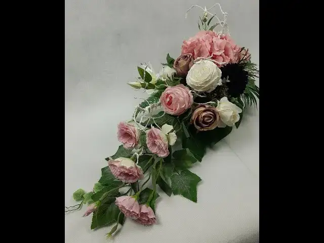 Jak zrobić stroik na cmentarz z hortensji – proste kroki i porady