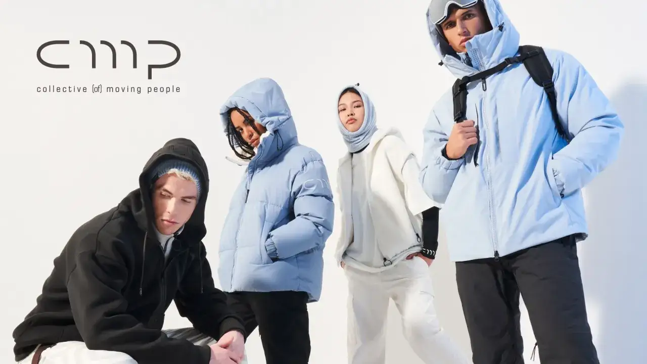 Szukasz idealną kurtkę w góry? Cztery osoby prezentują stylowe, puchowe kurtki w odcieniach błękitu i bieli, idealne na zimowe wyprawy.