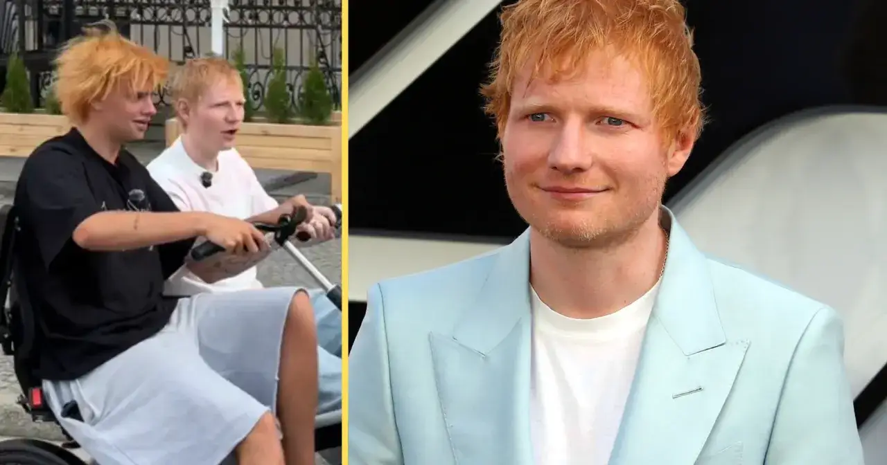 Ed Sheeran w jasnoniebieskiej marynarce i młody mężczyzna z pomarańczowymi włosami na skuterze.