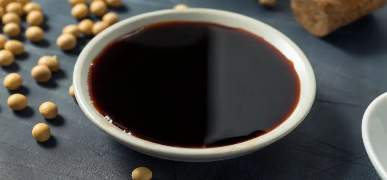 Z czego jest sos sojowy? Odkryj sekrety składników i fermentacji