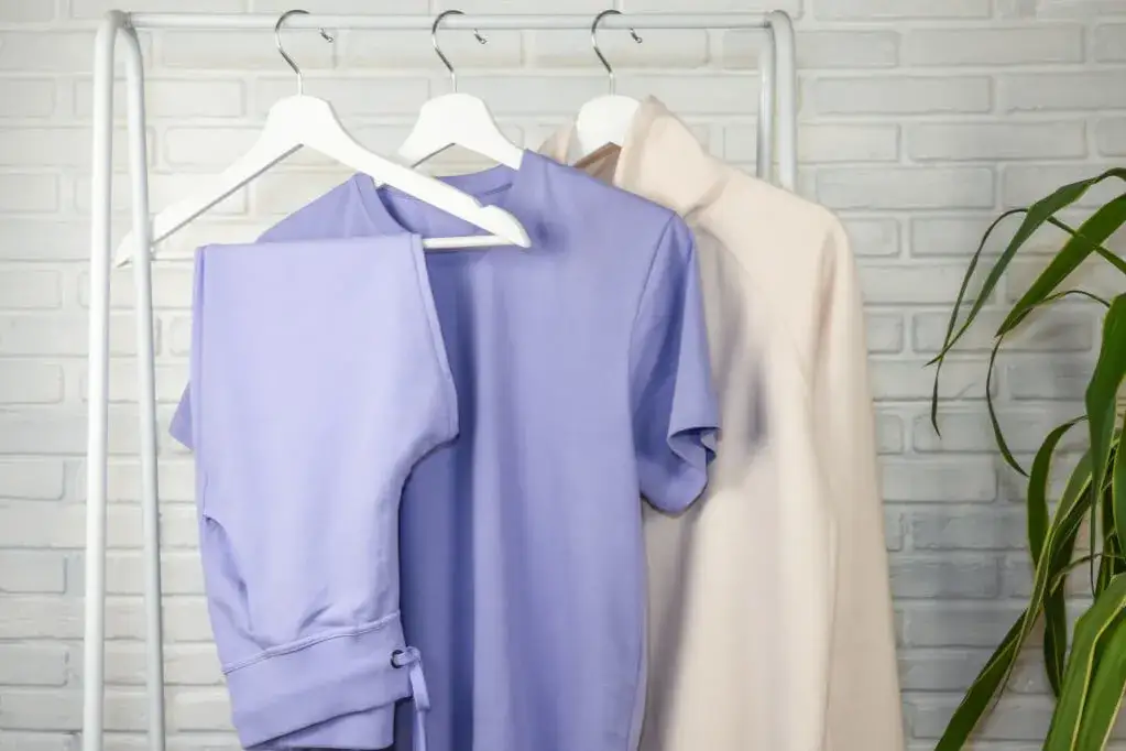 Jak się nazywają spodnie z obniżonym krokiem – poznaj ich nazwy i style