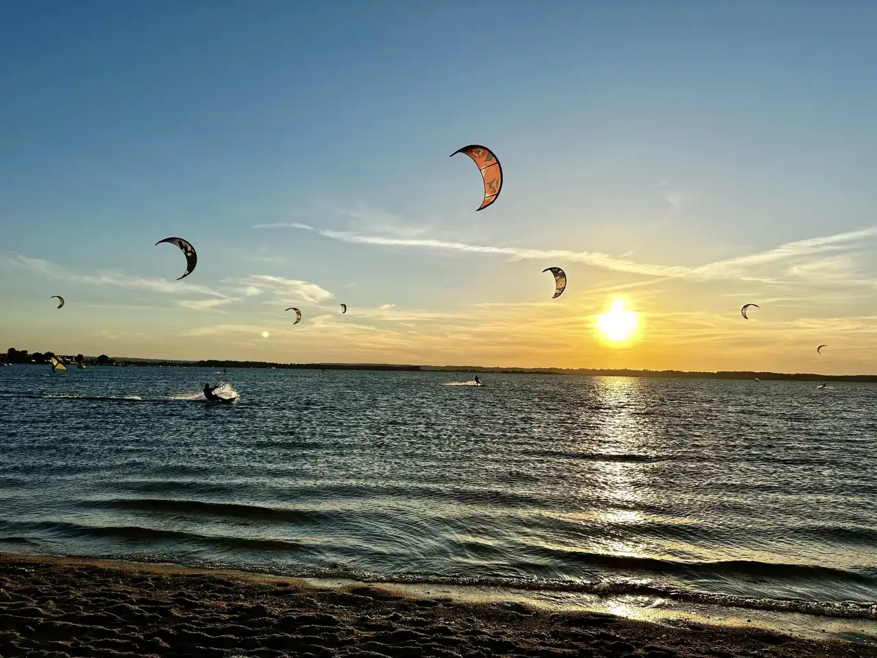 Kitesurfing w Polsce: Hel, jeziora i Bałtyk. Gdzie wieje?