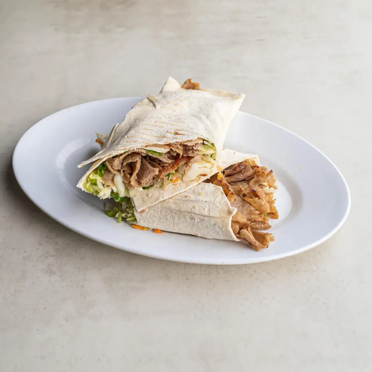 Czym jest doner kebab? Pochodzenie, składniki i sekrety tego popularnego dania