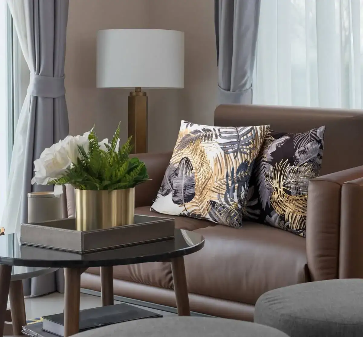Jakie dodatki do szarych ścian i brązowych mebli, by ożywić wnętrze?