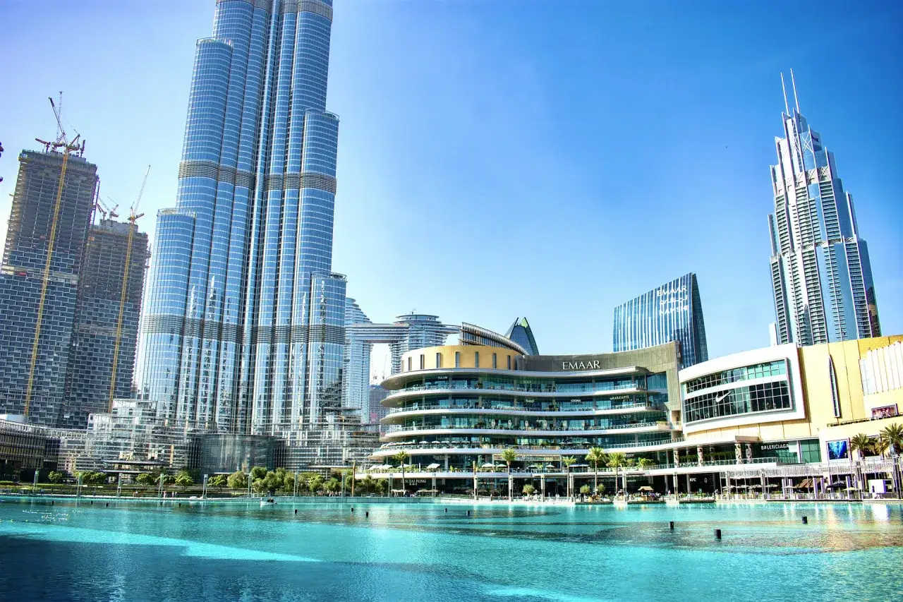 Dubaj ceny w sklepach: nowoczesne centrum handlowe z widokiem na Burdż Chalifę, idealne na zakupy i podziwianie panoramy.
