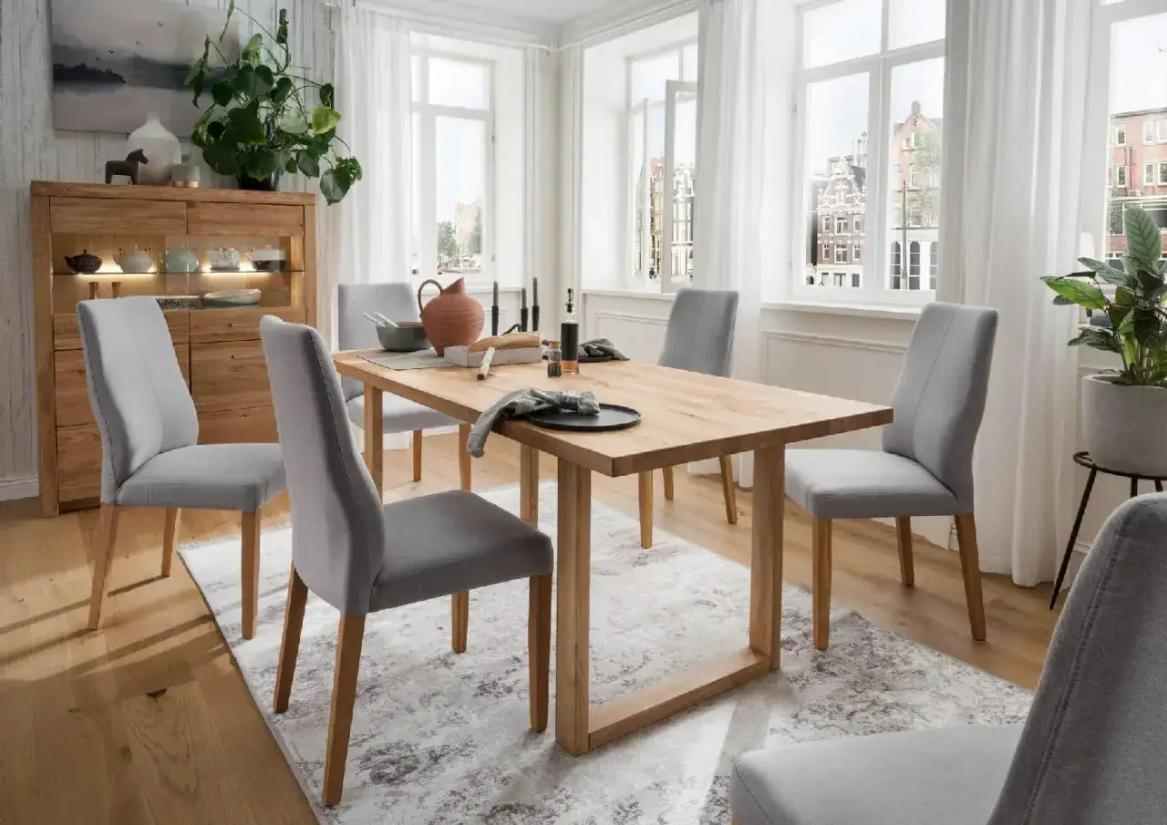 Jakie krzesła do ciemnego stołu wybrać, aby ożywić wnętrze?