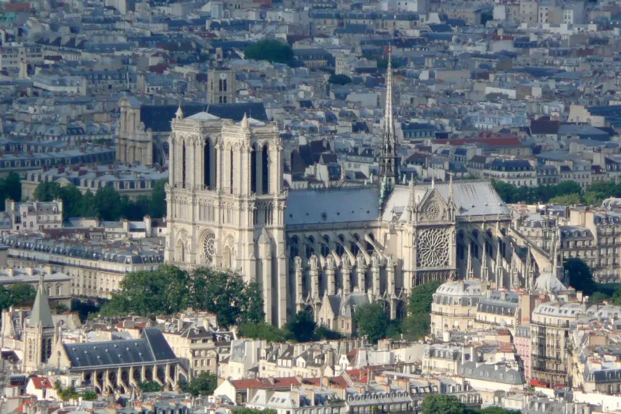 Notre Dame, symbol religii we Francji, góruje nad paryskim krajobrazem.