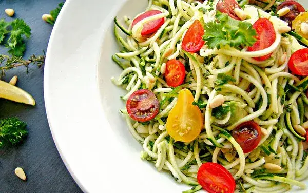 Zoodles: Jak zrobić idealne spaghetti z cukinii bez wody?
