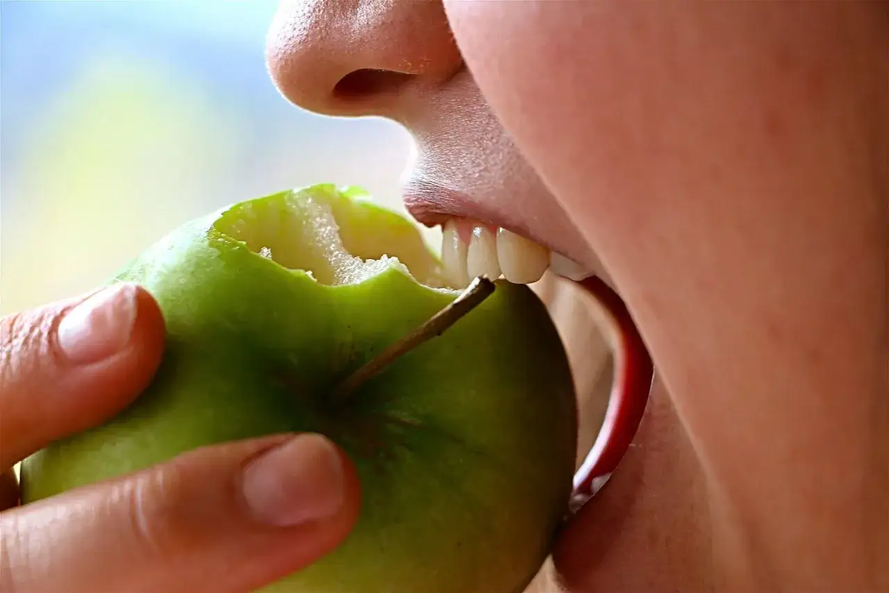 Ile po dentyście nie jeść? Dieta i zasady po każdym zabiegu.