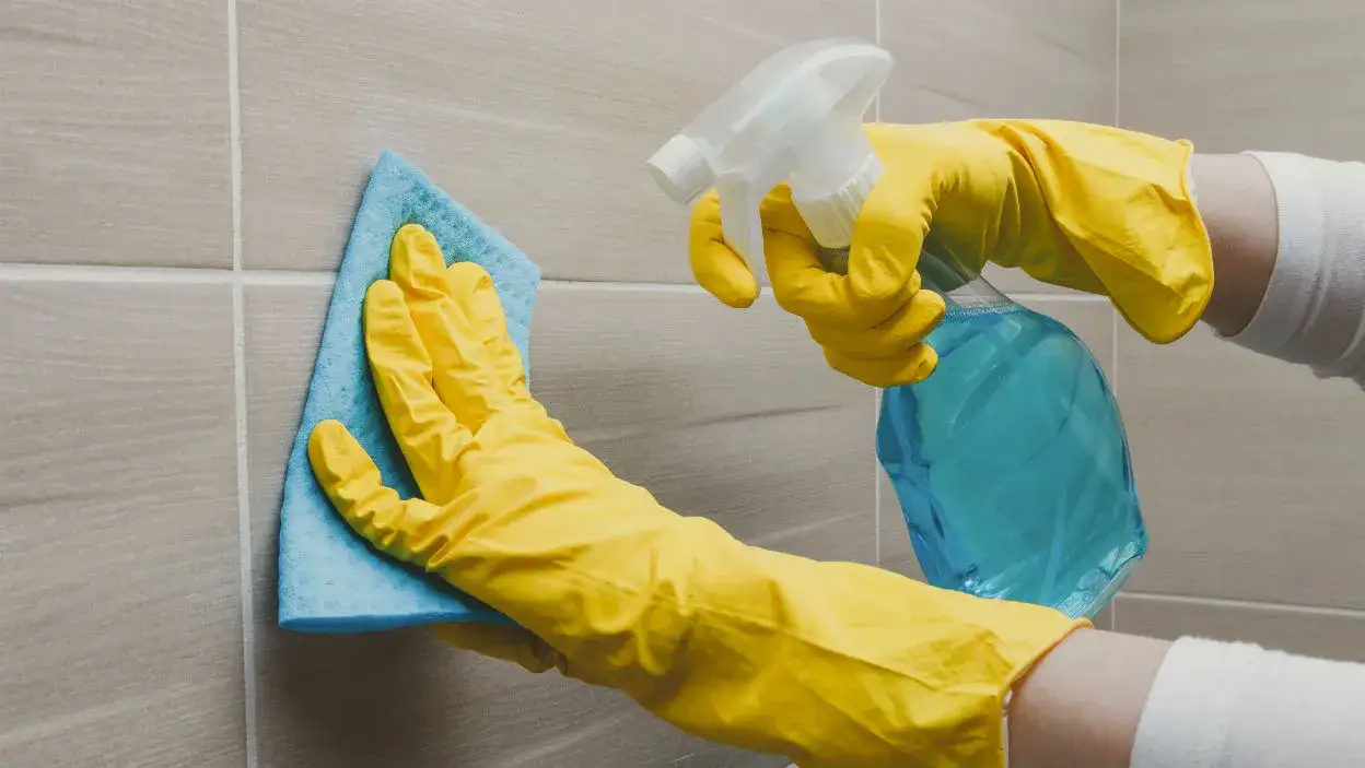 Czym myć kafelki z połyskiem? Lśniące płytki bez smug poradnik!