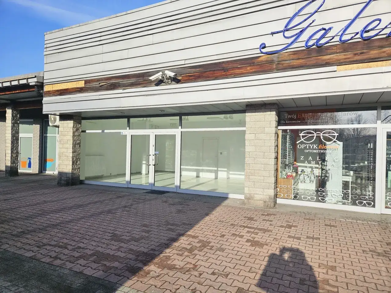 Zastanawiasz się, ile kosztuje wynajęcie lokalu w galerii handlowej? Pusta witryna i sąsiedni optyk dają pewne wskazówki.