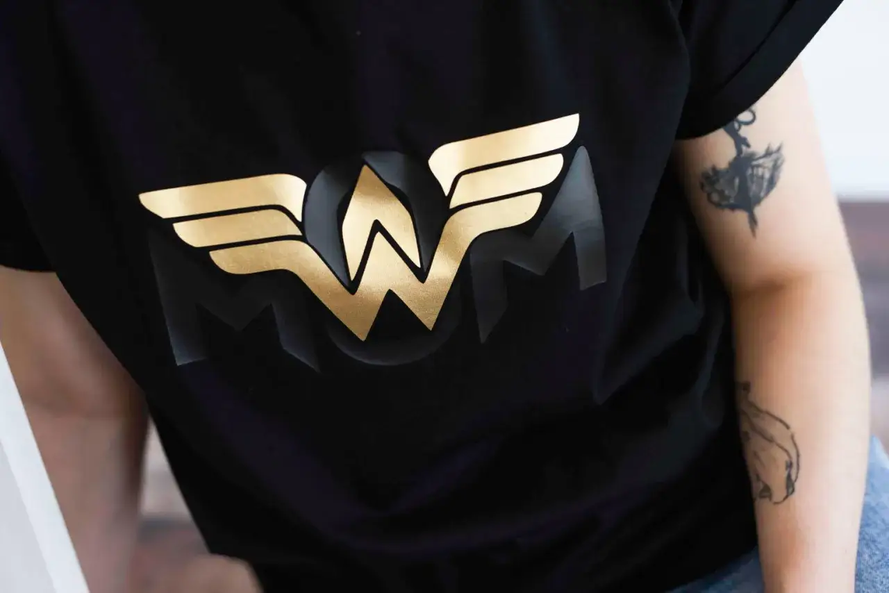 Bluzka z rękawami jak tatuaż – wyjątkowy styl i komfort noszenia