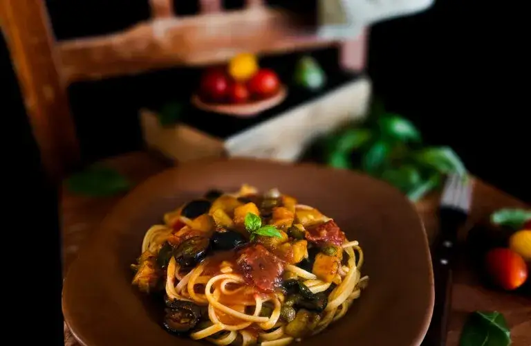 Spaghetti siciliana: tradycyjny przepis na pyszną pastę z bakłażanem