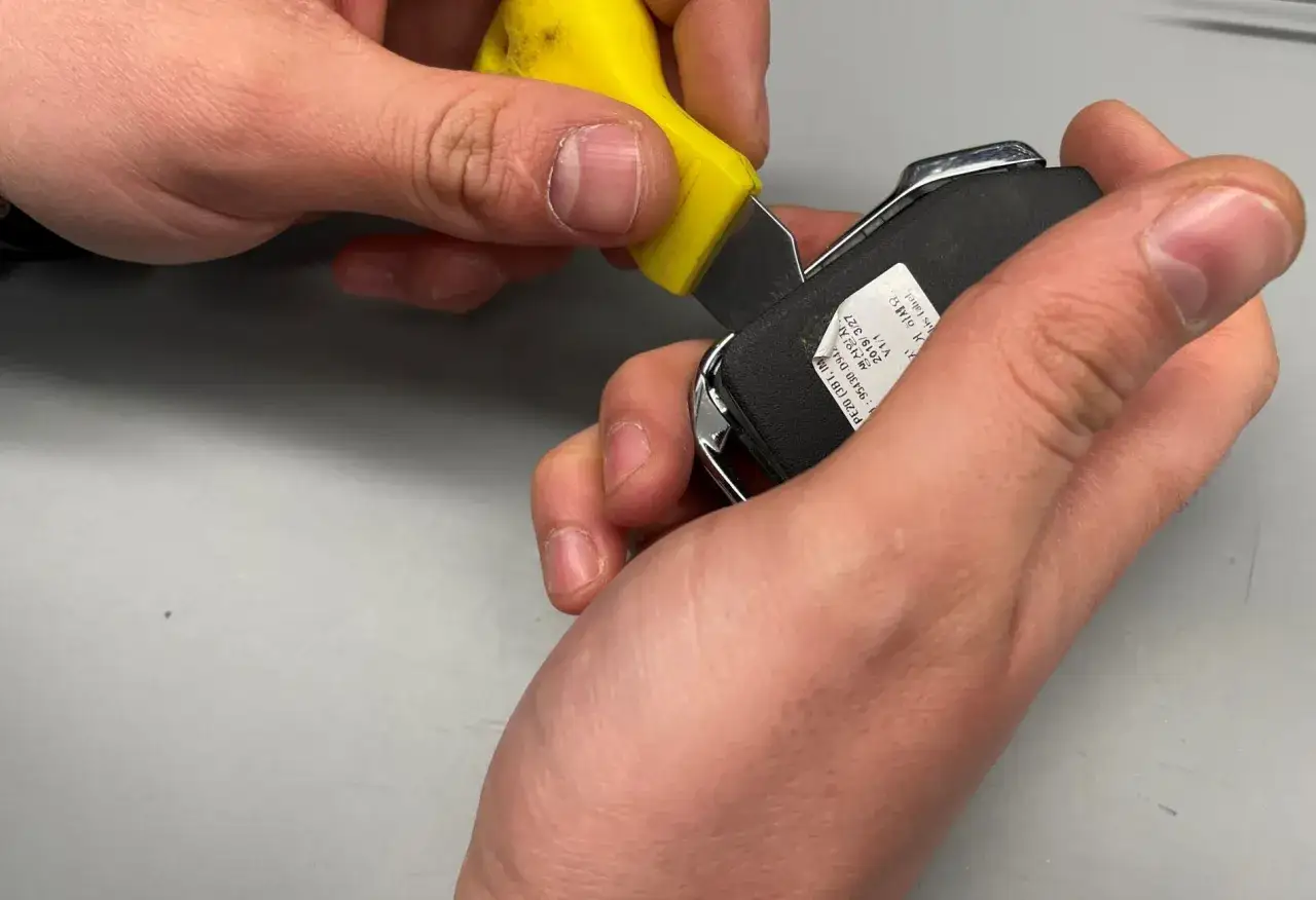 Jak bezpiecznie i szybko wymienić baterię w kluczyku Kia Sportage - krok po kroku