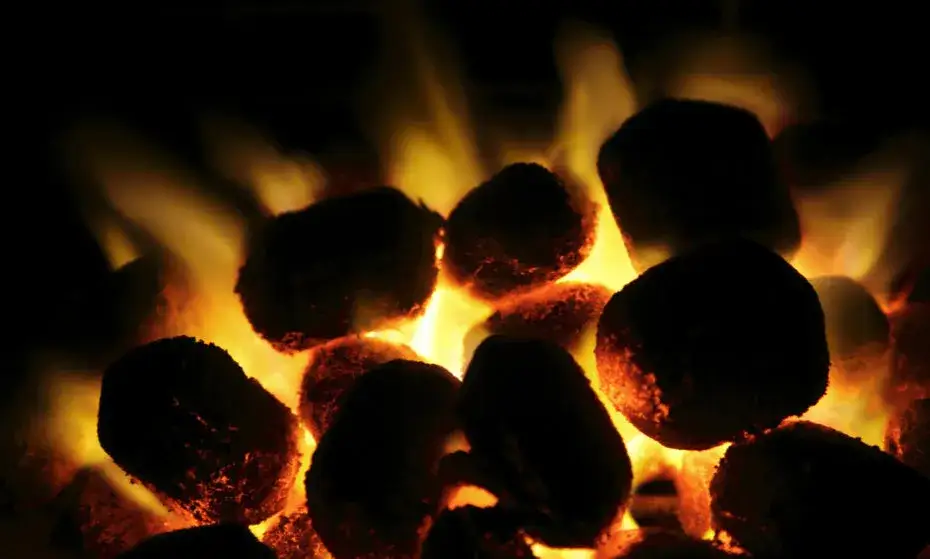 Jak rozpalić brykiet drzewny łatwo i bez frustracji