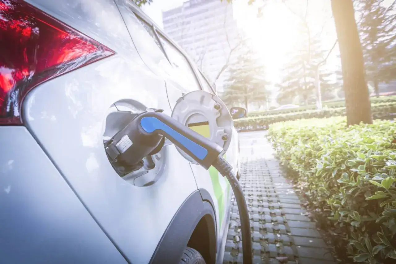 Ile prądu pobiera samochód elektryczny? Zaskakujące fakty i porady