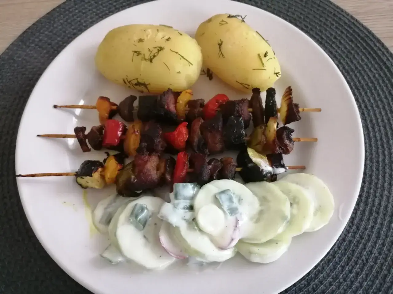 Z czym podać szaszłyki na obiad, aby zachwycić gości i rodzinę